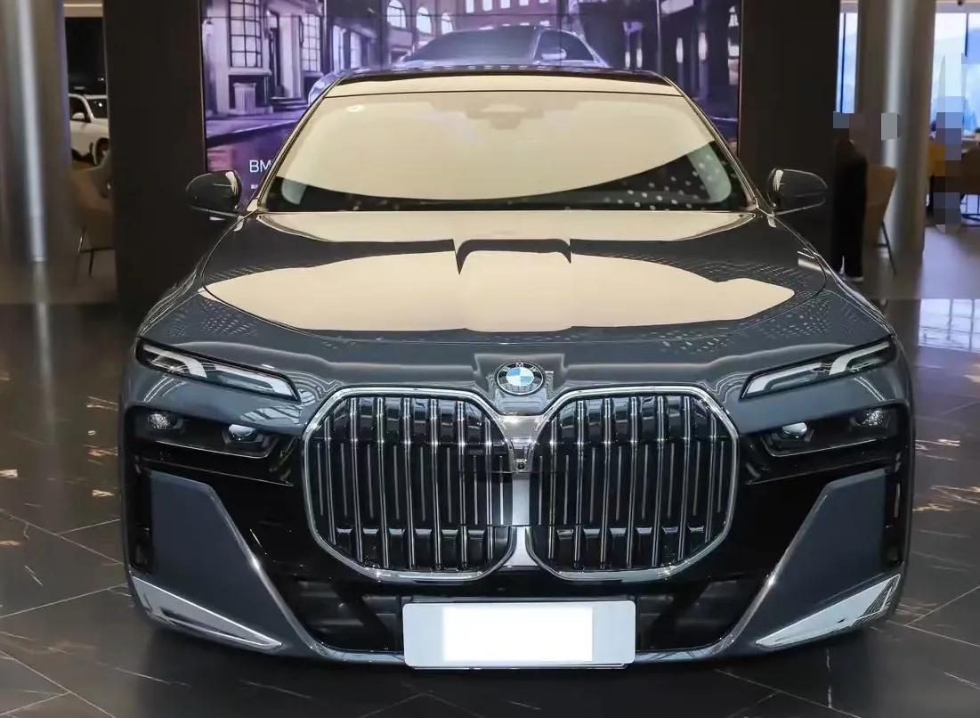 26款宝马7系“以价换量”？年销不足万，百万豪车也扛不住卷！宝马7系这“精