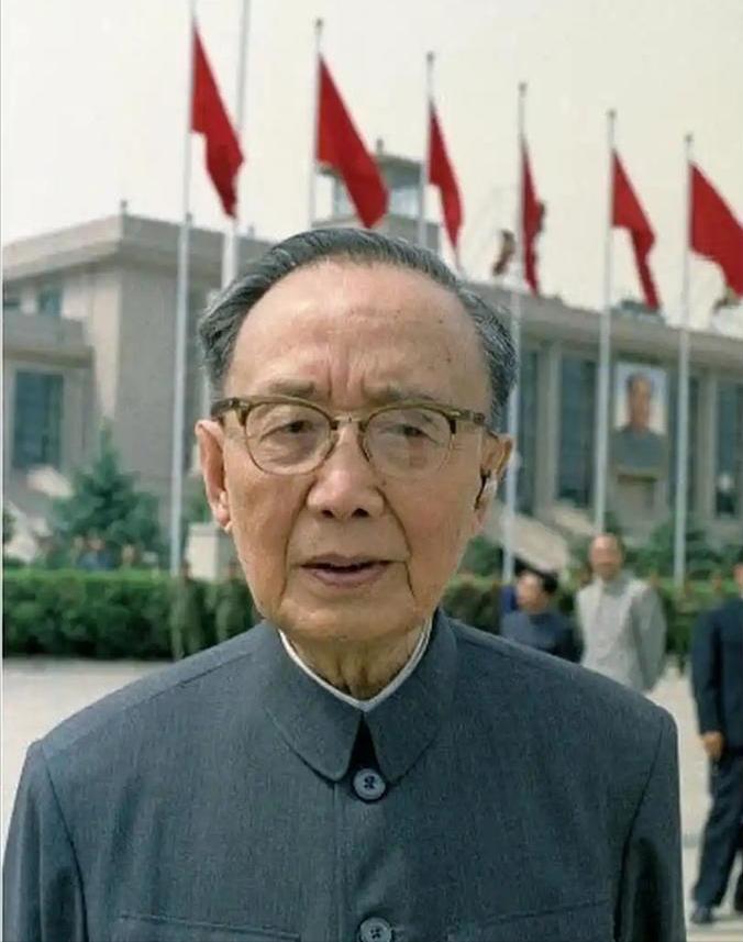 如果站在当时的时代，而非半个多世纪以后的今天，去看郭沫若支持拆北京城墙。世人将发
