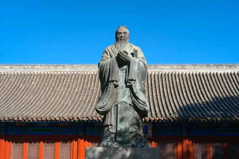 中国有“三个半圣人”，存在数种说法。第一种说法是大众最易接受的。道圣为老子，