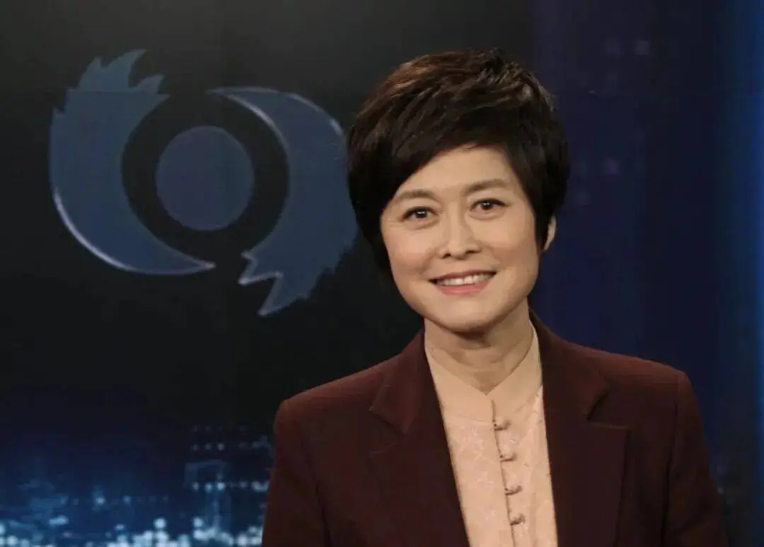 敬一丹曾在书中爆料一件秘事，她当年主持过一期揭露东莞色情服务的节目，节目中一段衣着暴露女孩的镜头，让