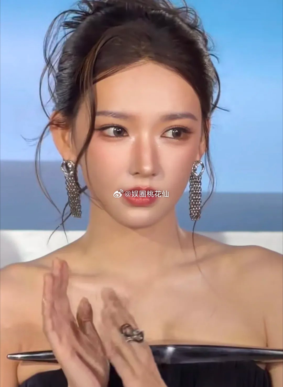 总觉得程潇在内娱的美貌被低估了！她现身上海出席活动，穿着黑色抹胸短裙，脚踩高跟鞋