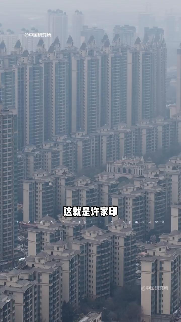 这就是许家印在河南盖的最大的小区，总人口超过了10万，比一座小县城的人口都要多。