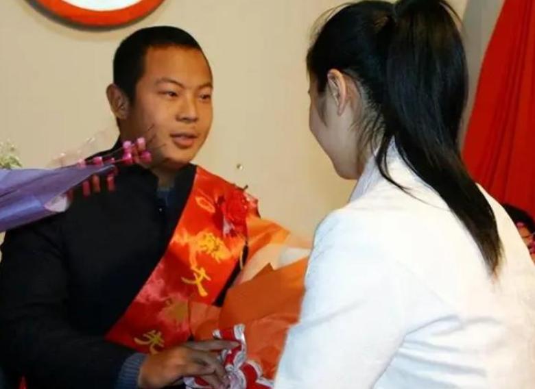 江西女导游车祸昏迷14天，醒来后就告诉母亲：“救我的人，是个白衣男子！”医护人员