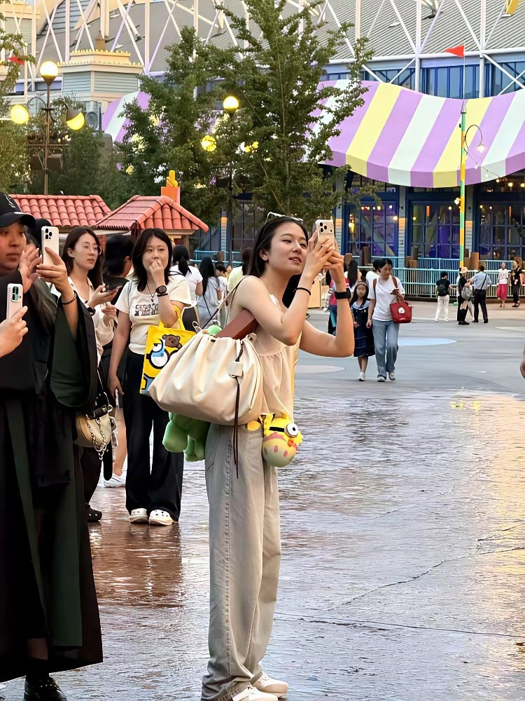 女明星红不红，原来跟身高演技都没关系。在环球影城碰到李兰迪，跟闺蜜打打闹闹，个子
