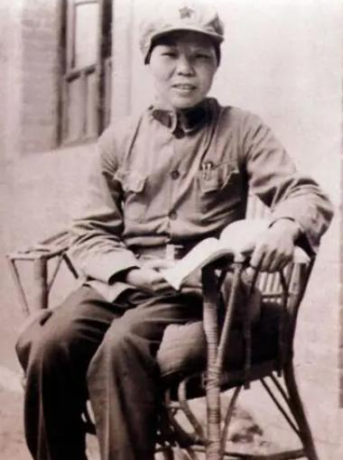 一天，毛泽民的前妻钱希均去看毛主席，轻声说道：“泽民不在了，主席要照顾一下远志。