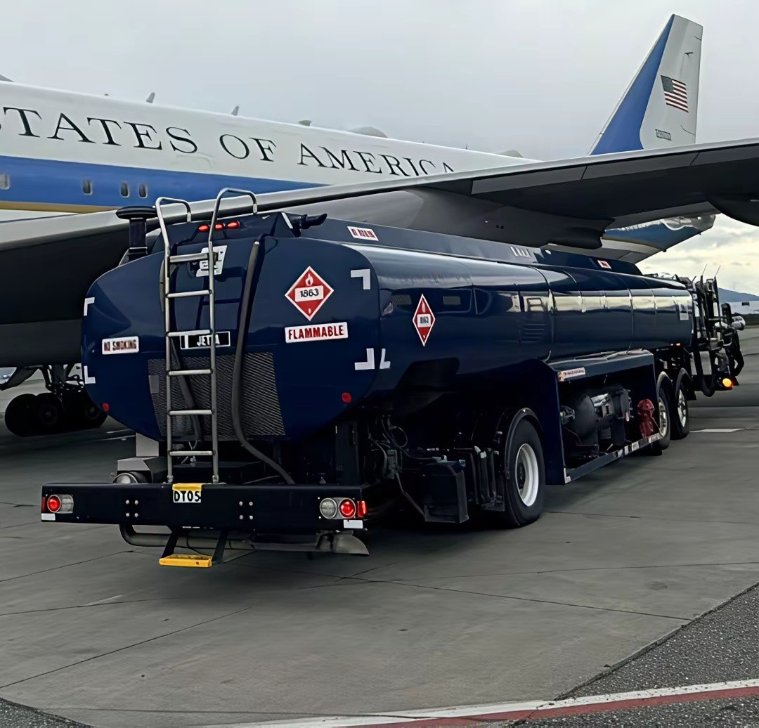 空军一号加油照，要不是EricTrump自己往外发，见过的人估计不多。话说，这