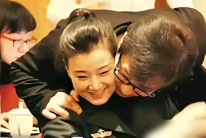 震惊！成龙背后熊抱宋祖英贴脸，她当场僵住，那张照片引爆了什么？你敢信吗？两