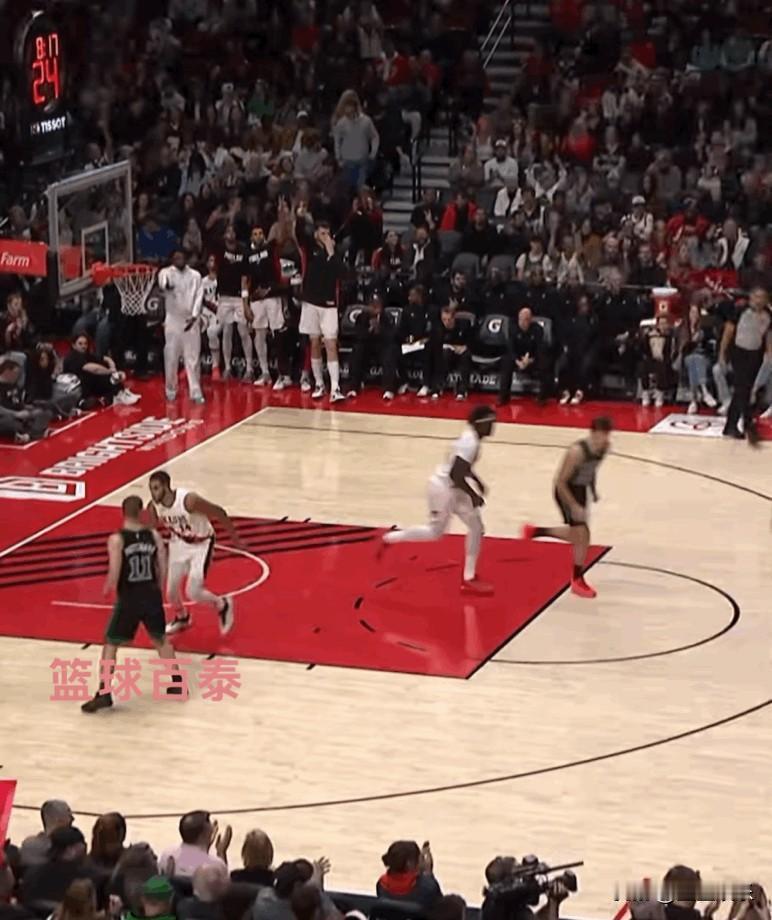 别再怪杨瀚森软了，他现在连摸到球都得看队友脸色。数据不会撒谎。他场均触球次数