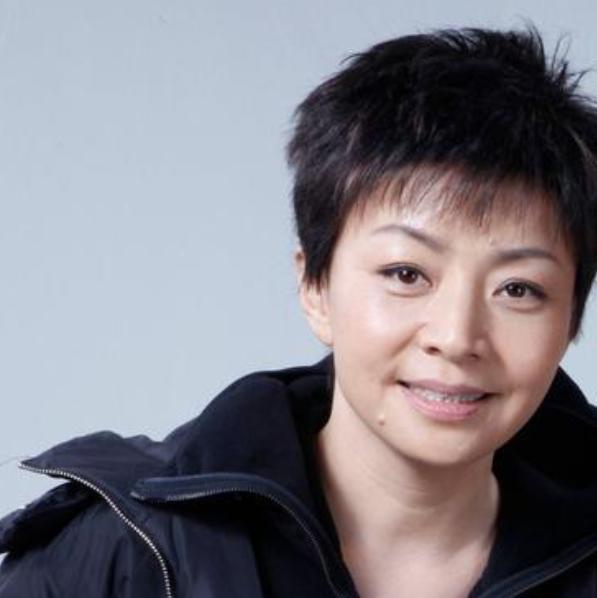 2003年，宋丹丹带着巴图参加爷爷的葬礼，却被拒之门外，前夫英达说：“谁让你们来