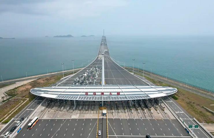 “粤车南下”落地，12月23日广东私家车车主预约后可驶入香港。日前，广东省公安