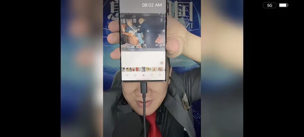 克林顿的裤腰带就是松。我们以前只知道女版拉链门，女主是莱温斯基。没想到还有男版拉