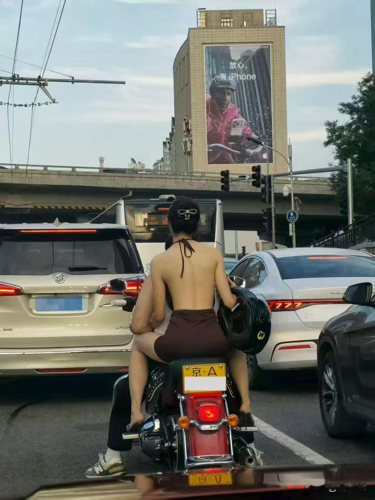 摩托上的背影让多少女人羡慕？又让多少男人目不转睛？如图京A摩托车牌照的风采都