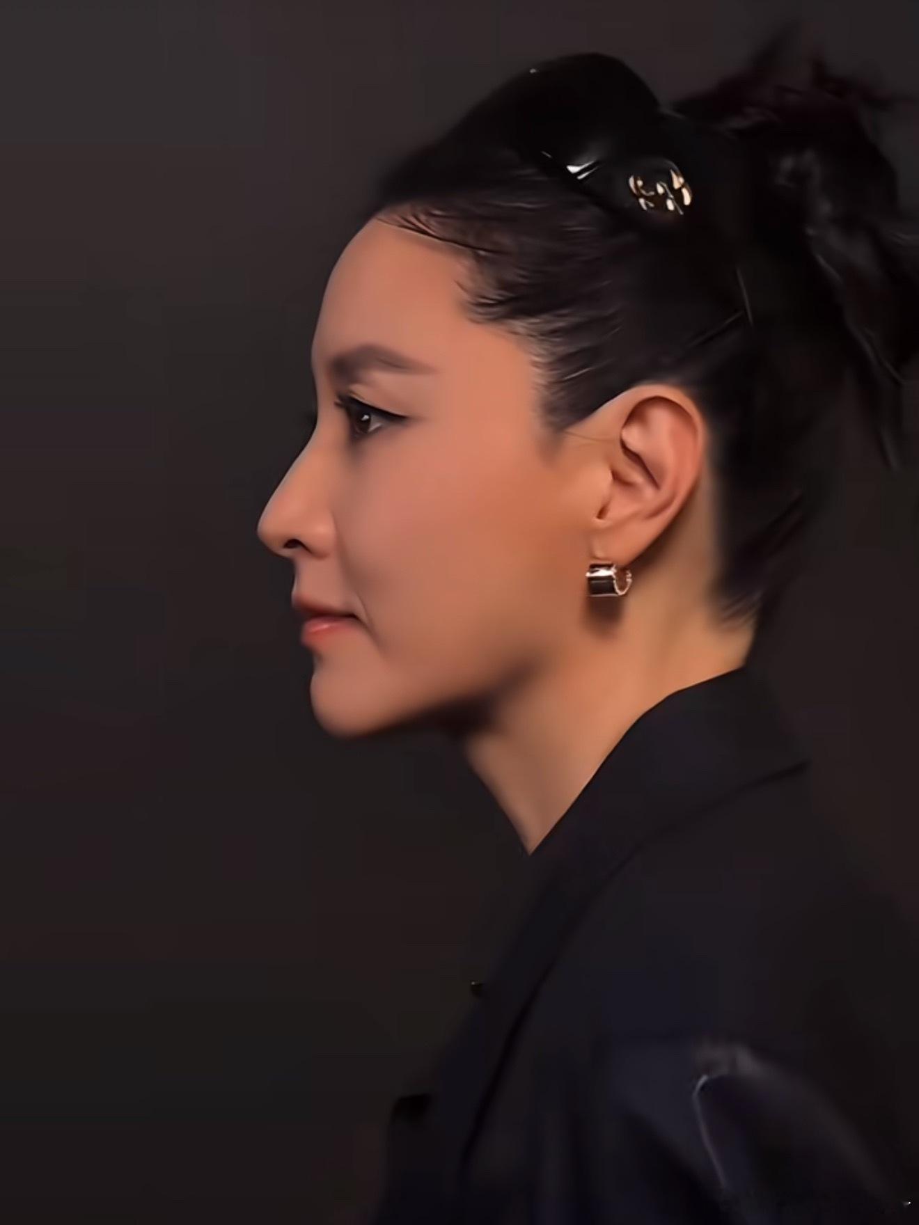 惊了这些女明星，总是突然大回春！李英爱55岁了下颌线又清晰成刀削了，眼尾也上去了