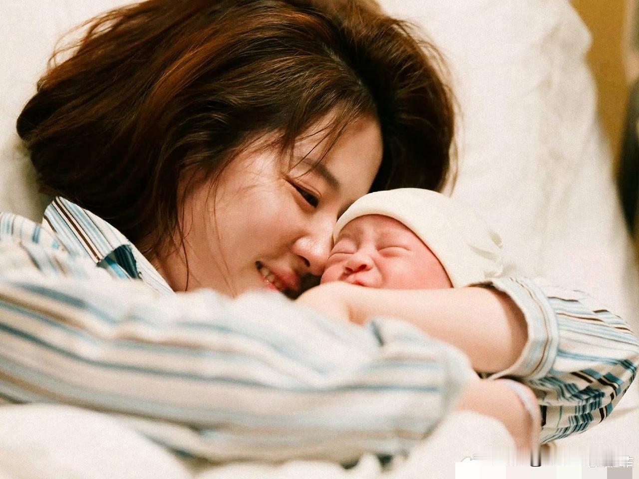 据说饰演《玫瑰的故事》中的刘亦菲生的小baby才出生20天，好小噢，而且是剧组人