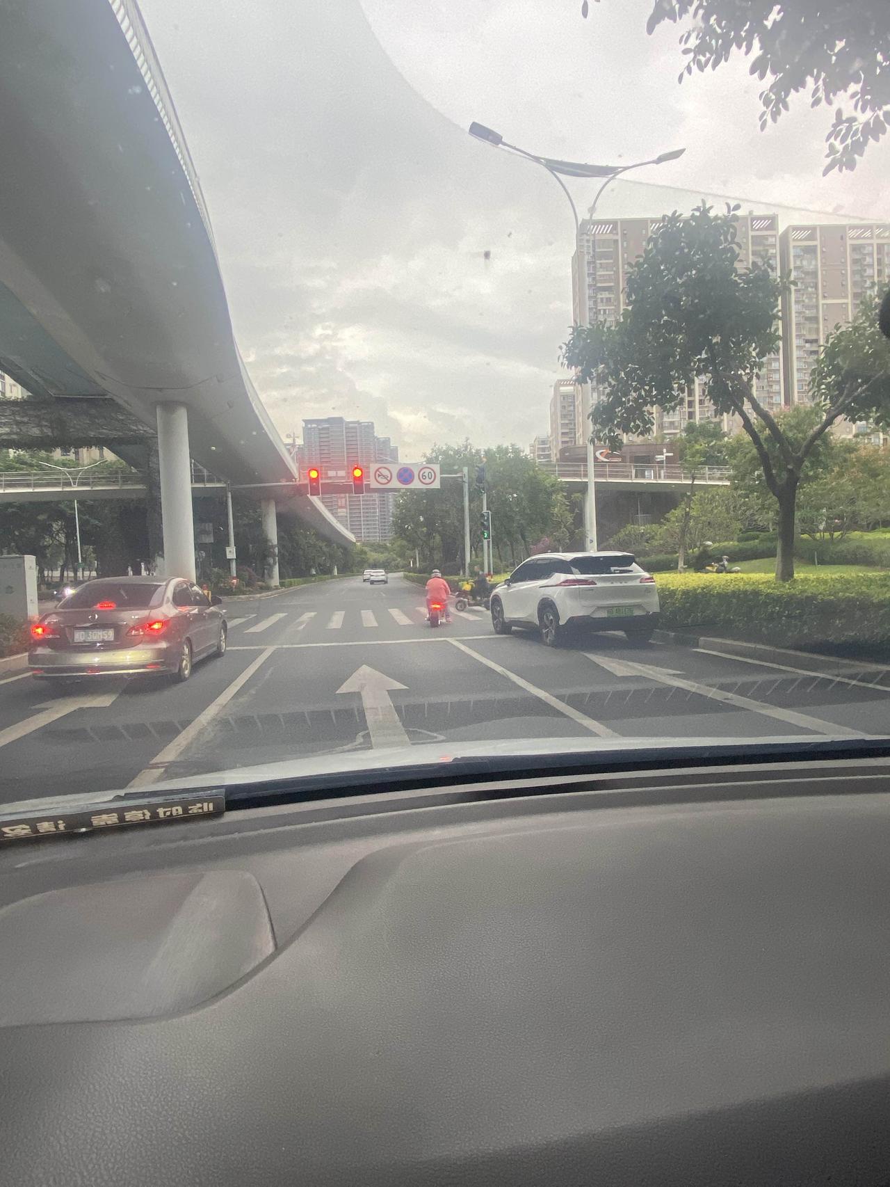 一家知名网约车平台接到一笔360元的跨城订单，平台迅速抽成200元，随后将该订单