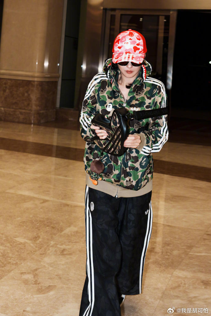 现在全网追的穿搭，张柏芝二十年前早就穿了。军绿色oversize+卫裤+墨镜，又