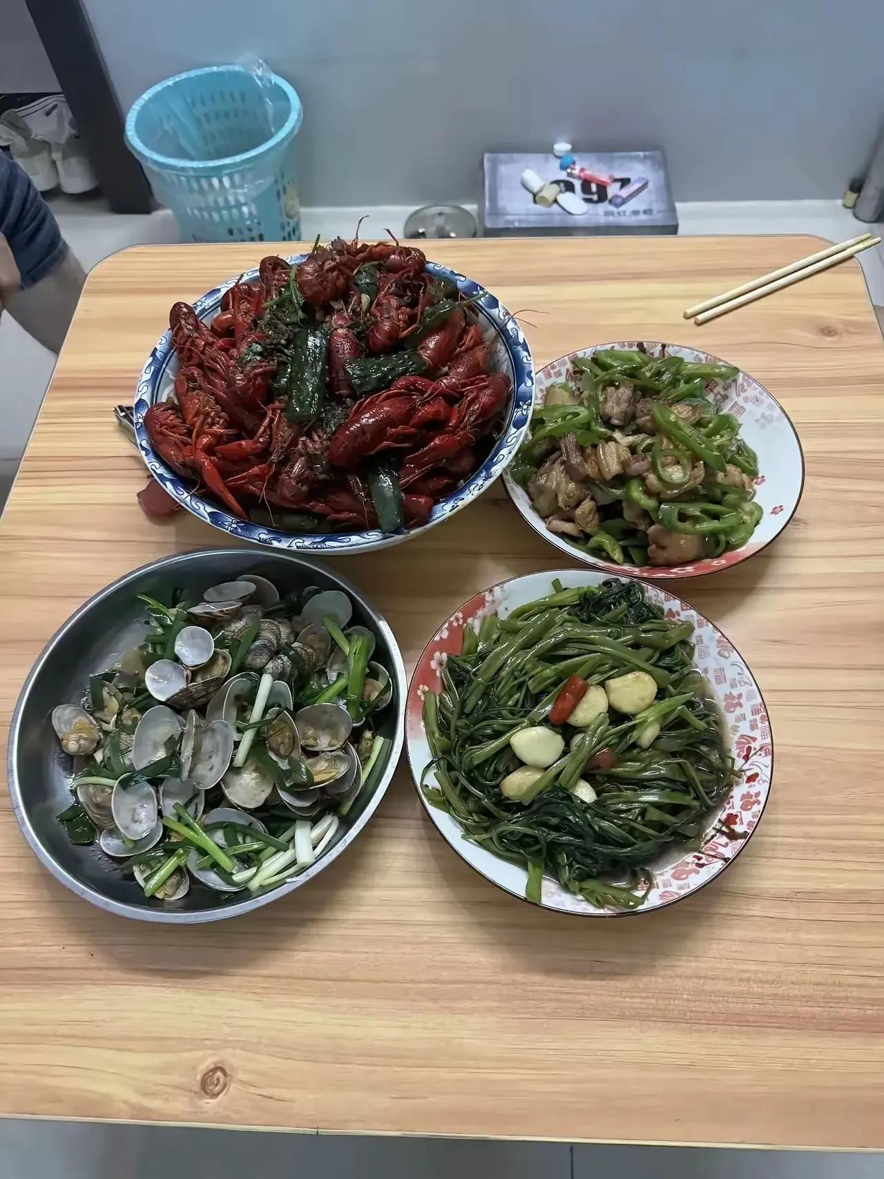 昨天中午我炒了四个菜等二儿媳妇下班一起吃，谁知道儿媳妇回来，看见我的菜，对我说，