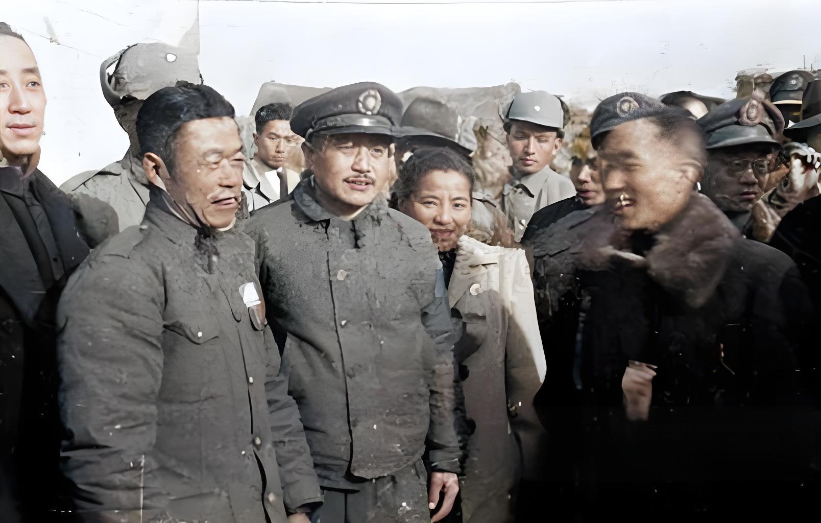 1948年11月初，于淮海战役的战火间，邱清泉（左二）接受南京的慰劳，该记者凭借
