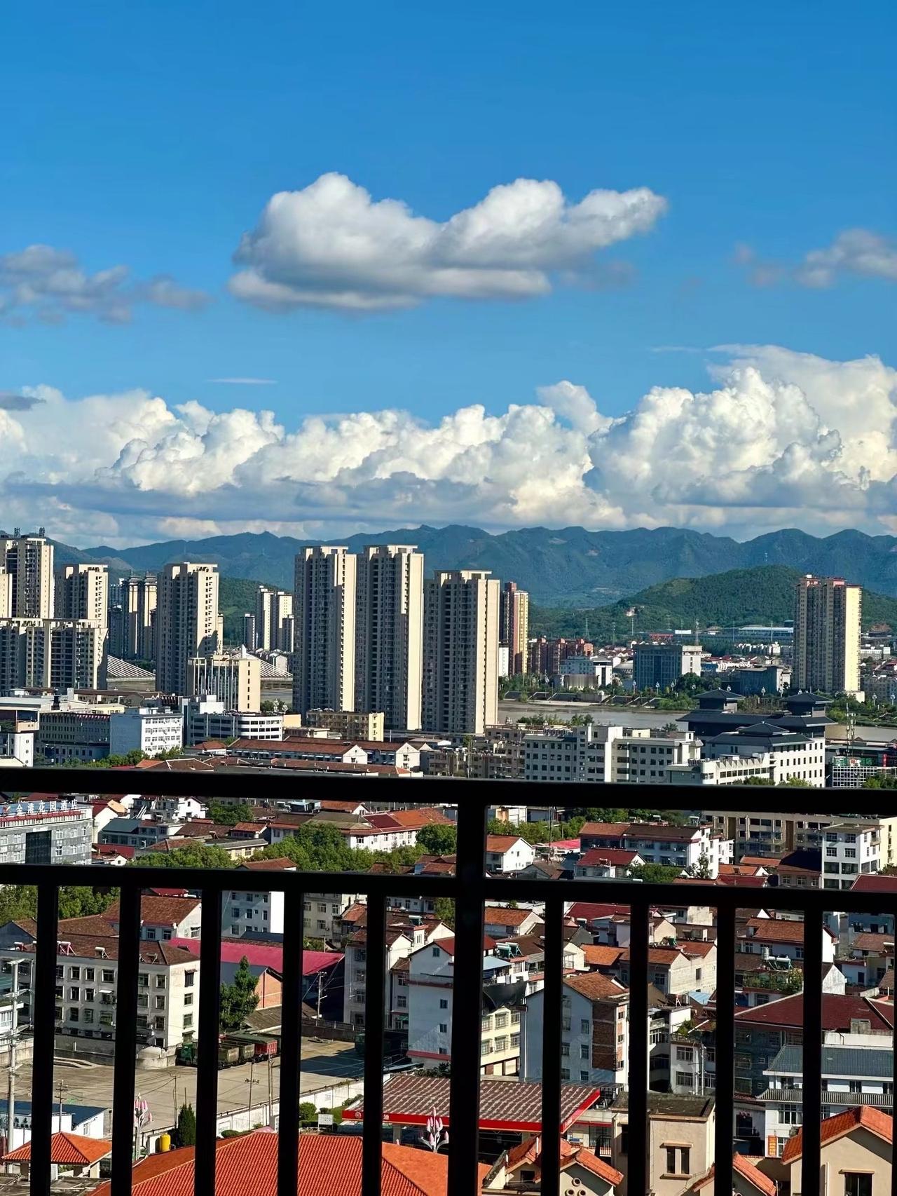 戒酒20个月，最近几次将酒瓶握在手中又强迫自己放回去。最后一丝理性告诉自己：瓶盖