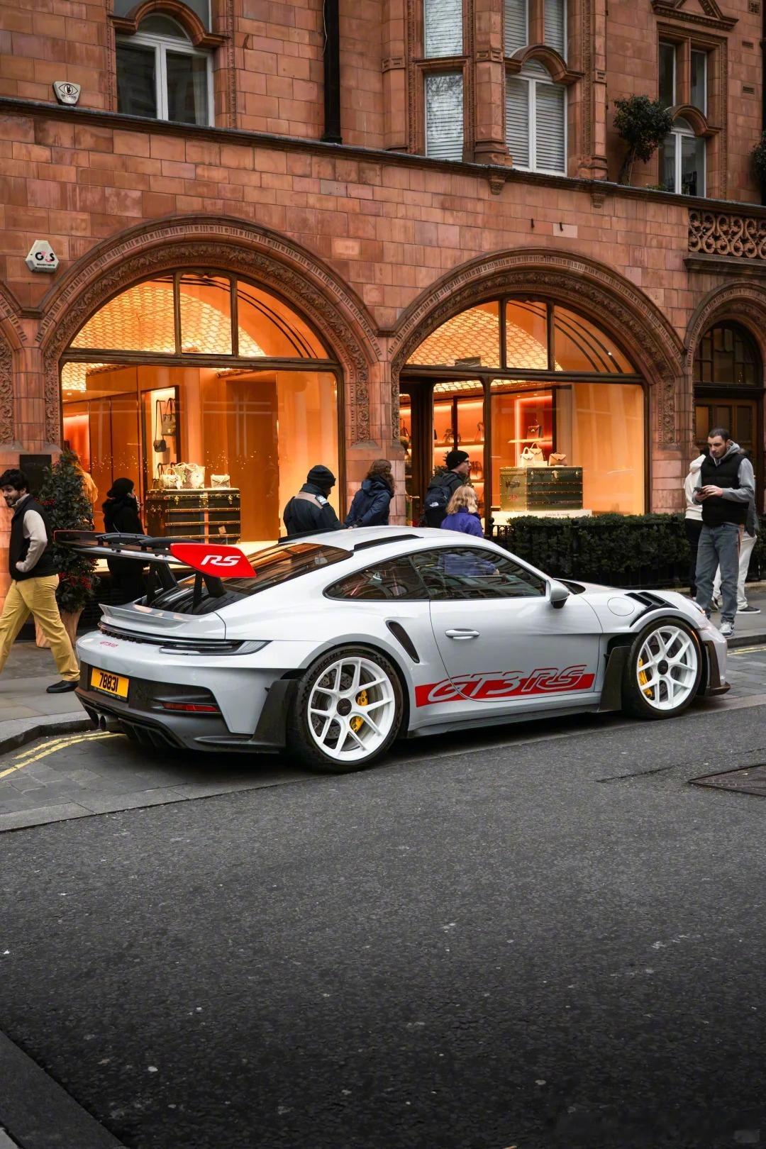街道和保时捷GT3RS共同构成城市风景