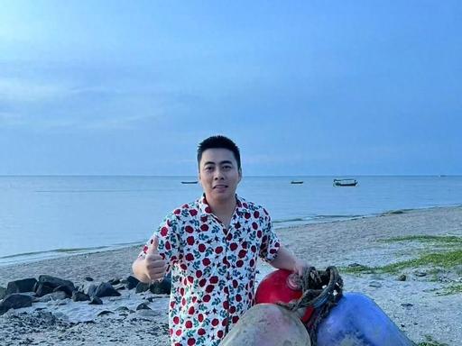 “命真大啊！”6月24日，海南文昌，一男子与朋友去赶海，没想到遇上涨潮，彻底迷失
