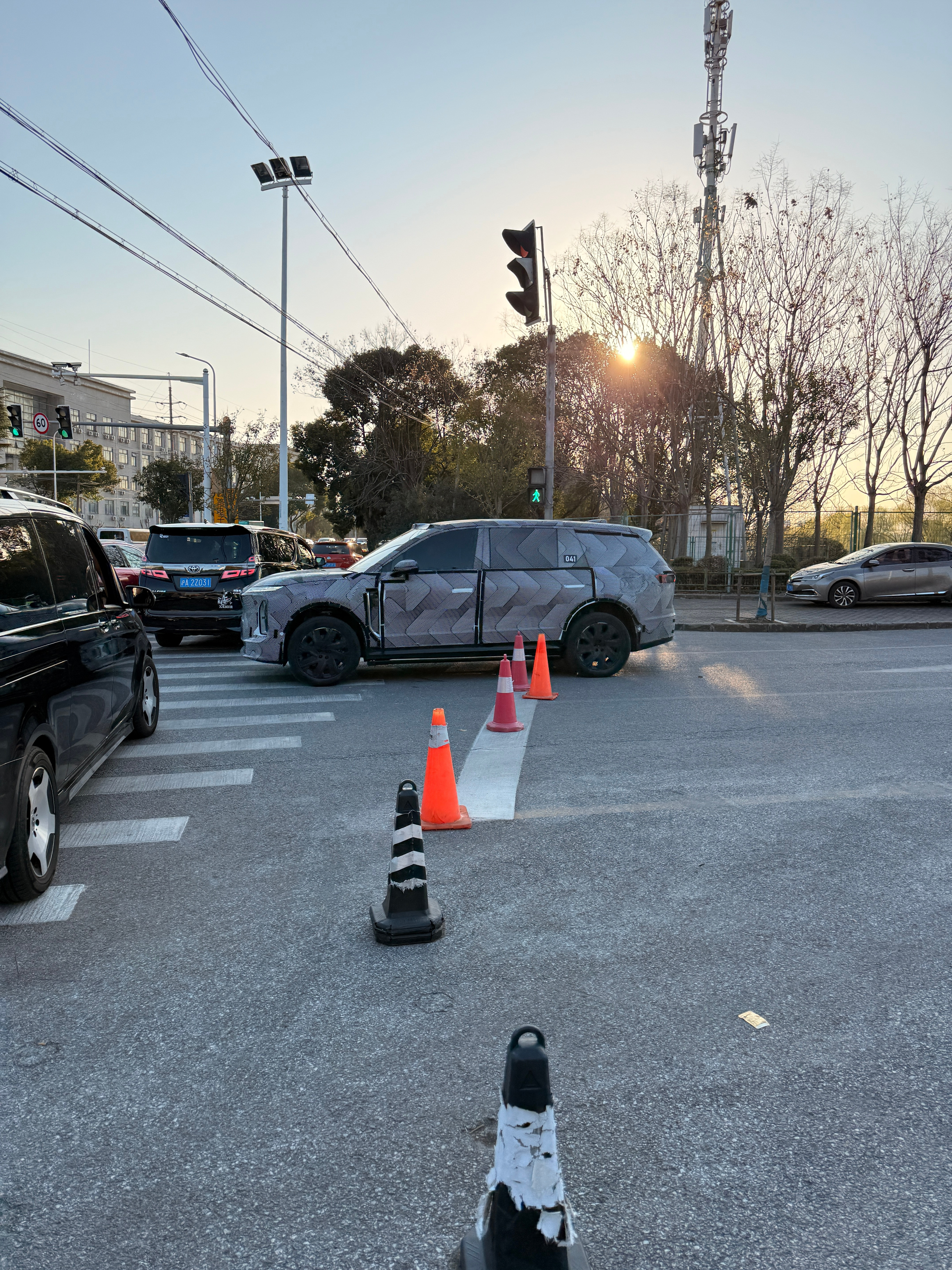 在上赛这里看到的伪装车离这么近一眼就看出来是什么车了评论区直接报答案吧