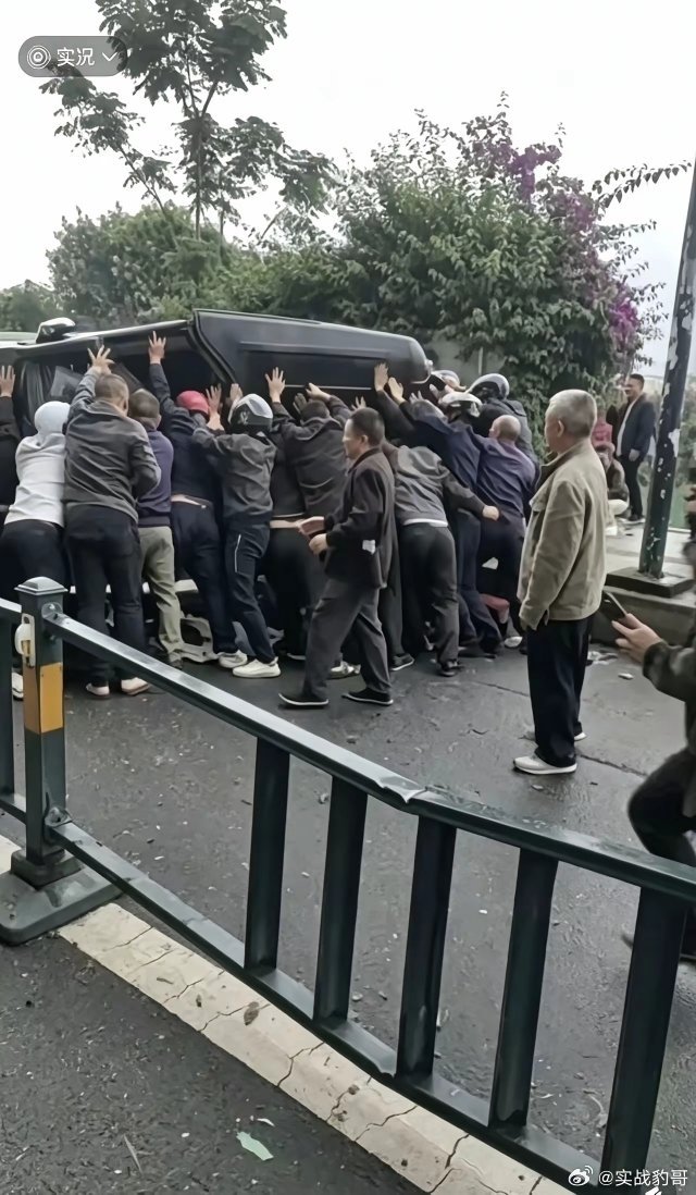 成都越野车坠落高架，刚好砸到下方电动车，说真的，这什么车，结构强度不行。几年前有