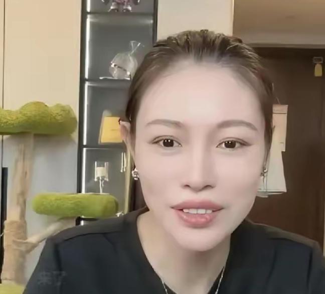 葛荟婕直播时看见小苹果机场照，眼眶当场红了。 她说：“子怡好，哪怕她跟老汪分