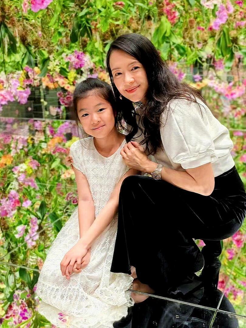 章子怡：醒醒，今天在海边玩得开心吗？你看你脸都晒红了呢。醒醒：开心呀！沙子踩