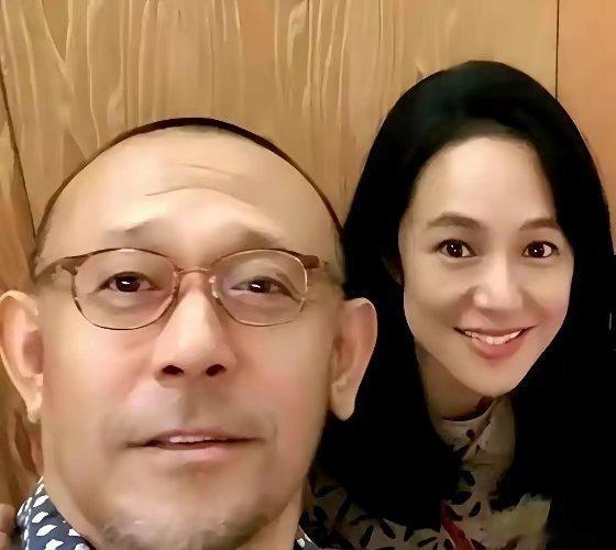 姜文为了满足小15岁的妻子现在天天健身姜文第二任妻子周韵比他小15岁。