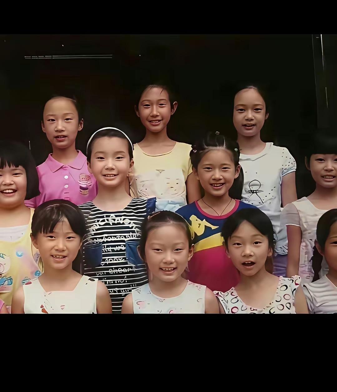 赵露思的小学毕业照，说实话扒拉半天没看出哪个是她！应该是说女大十八变，变得太多