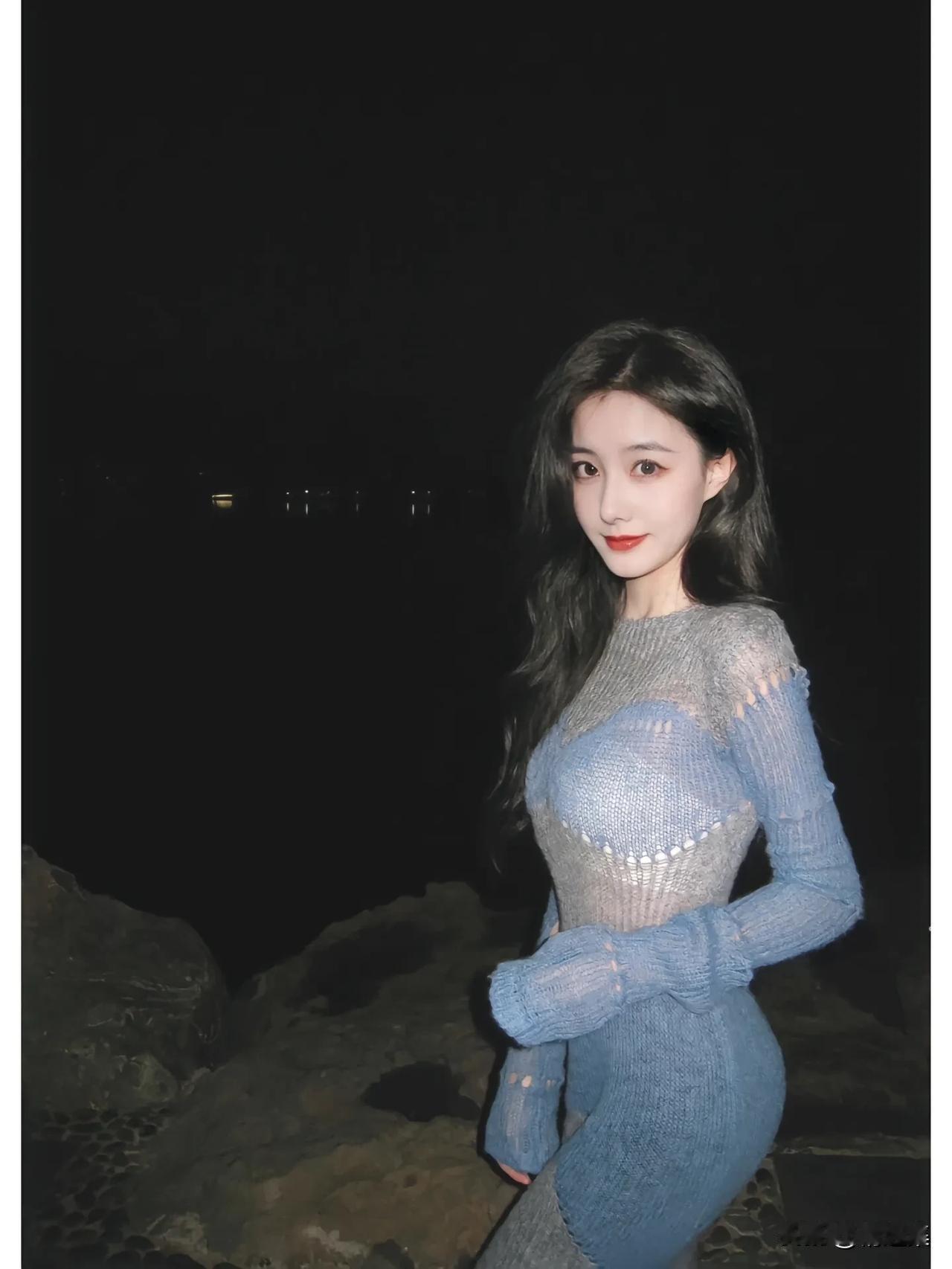 夜晚海边漫步，温柔月光下的迷人少女