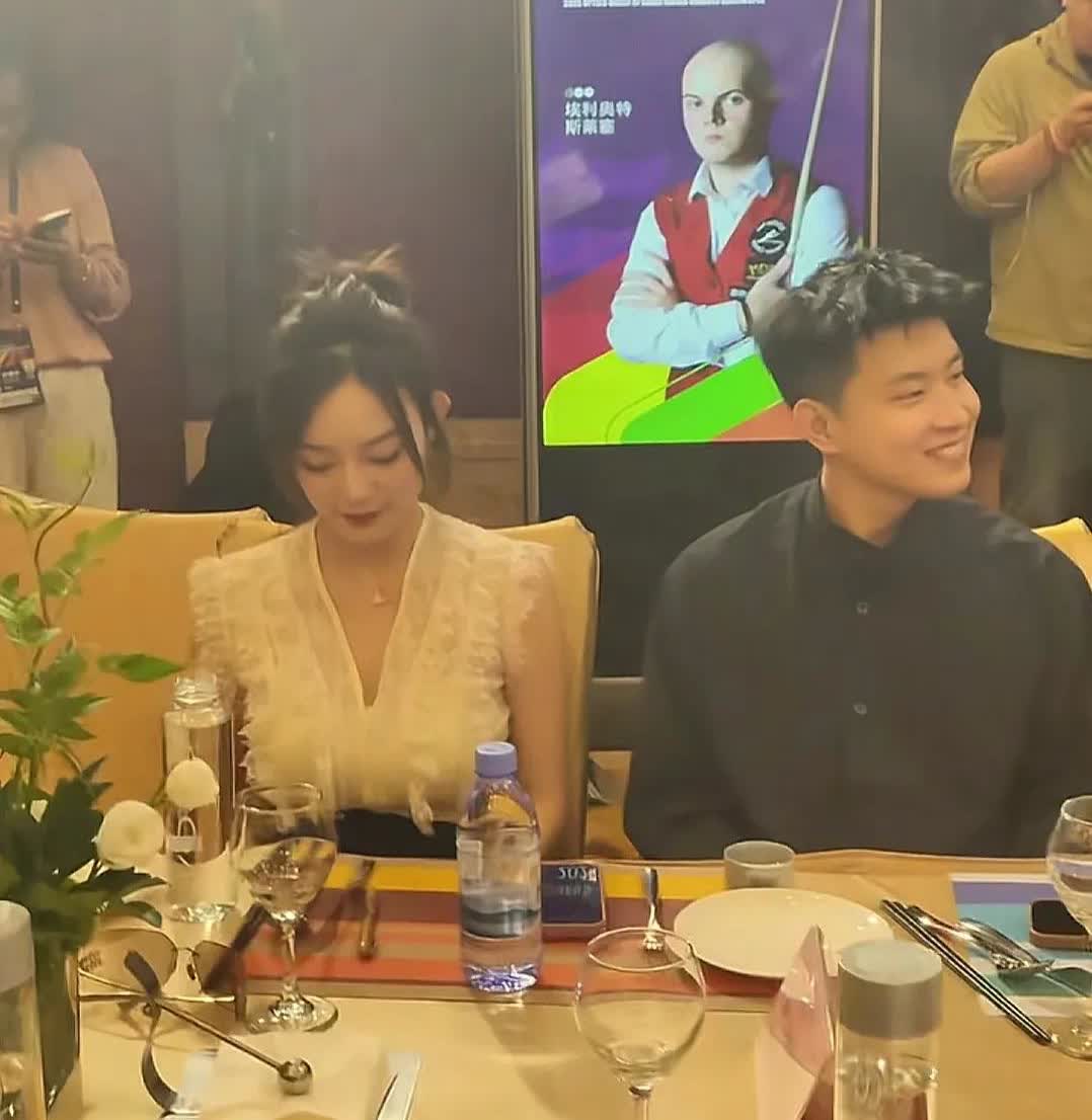 赵心童携女友参加2025世界斯诺克武汉公开赛的欢迎晚宴，期间赵心童和女友一直有说