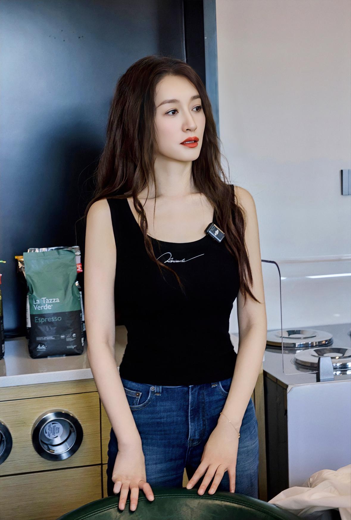 浪姐一公个人喜爱度李小冉夺冠，张艺上垫底，同样是本季颜值担当，50岁的笨美人比3