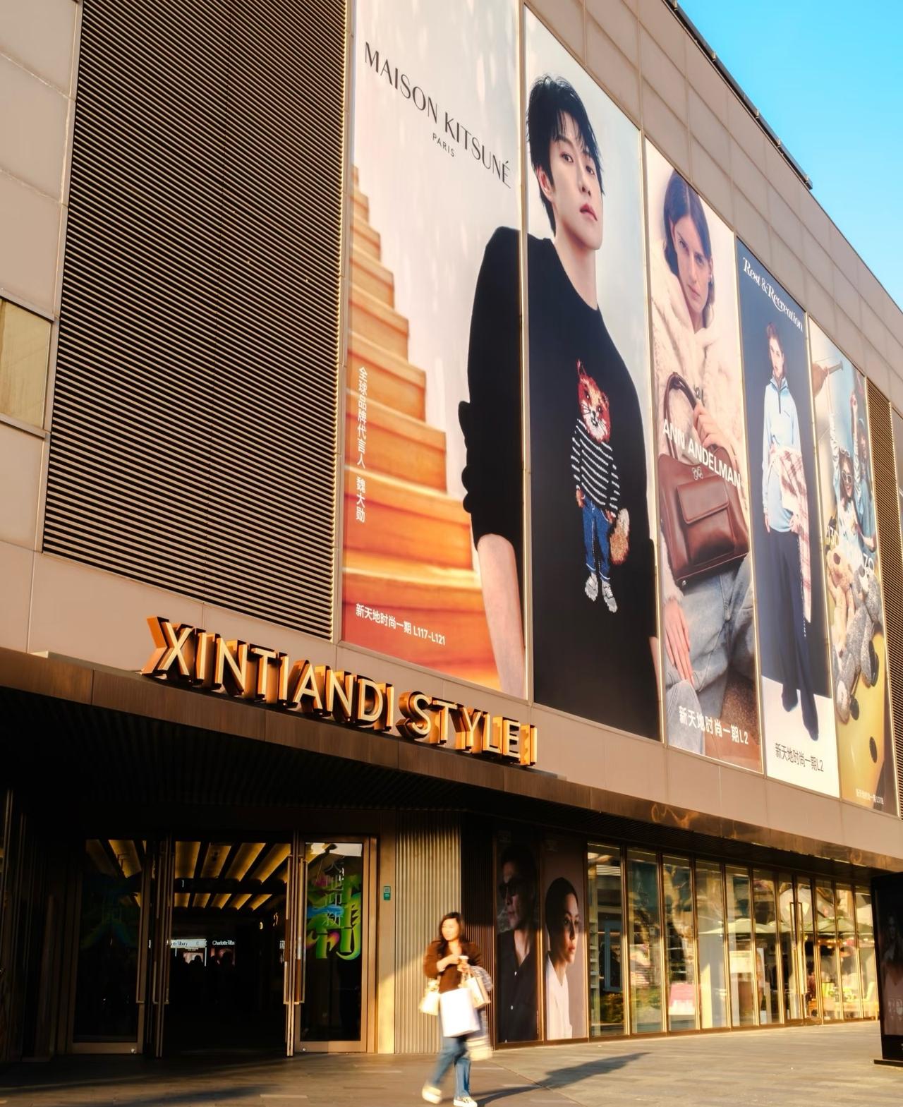 上海这五大顶流商圈各有各的护城河。淮海路靠新天地，不拼重奢照样火；南京西路一公里