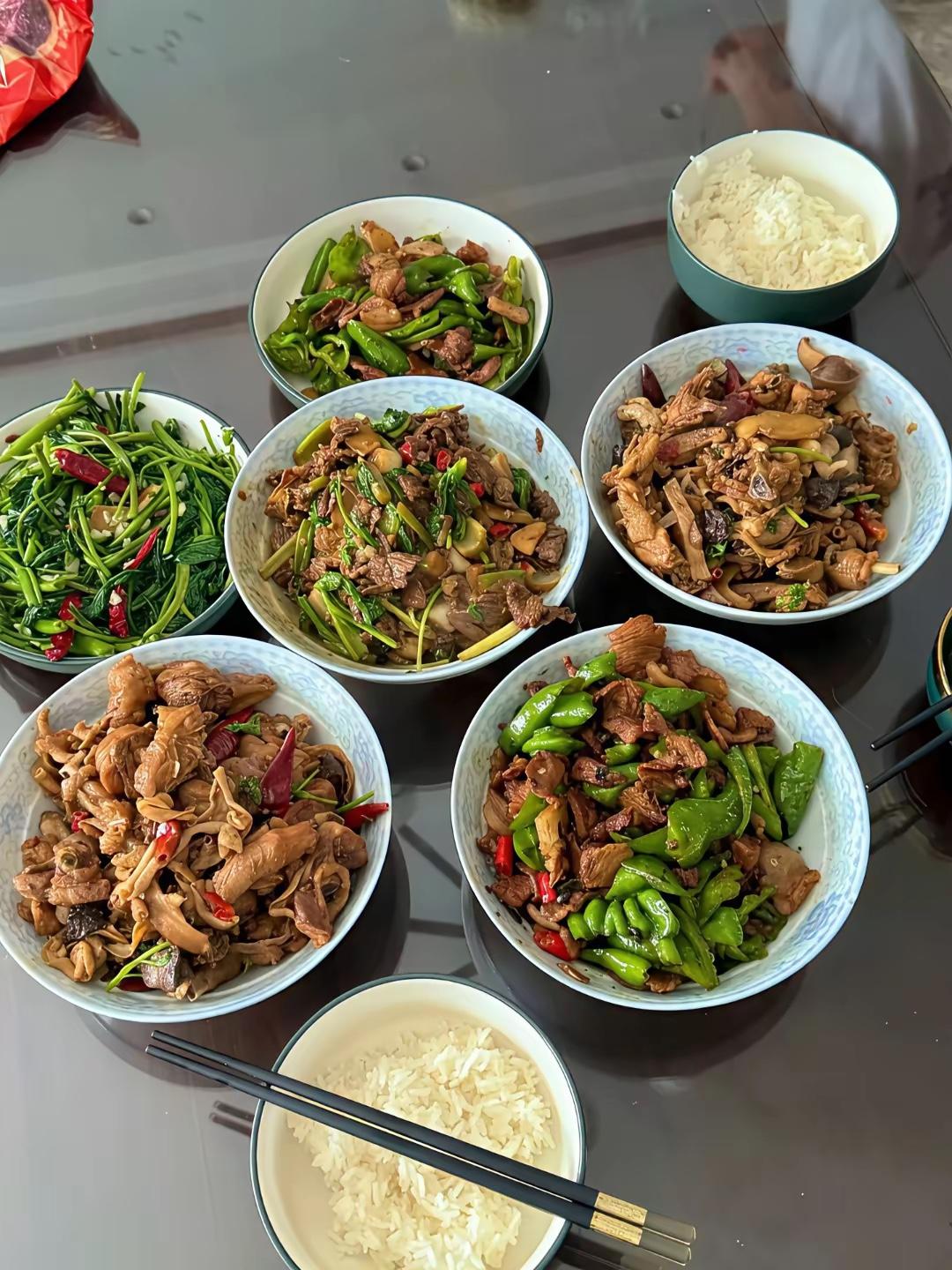 这样的午饭你能吃几碗呀？