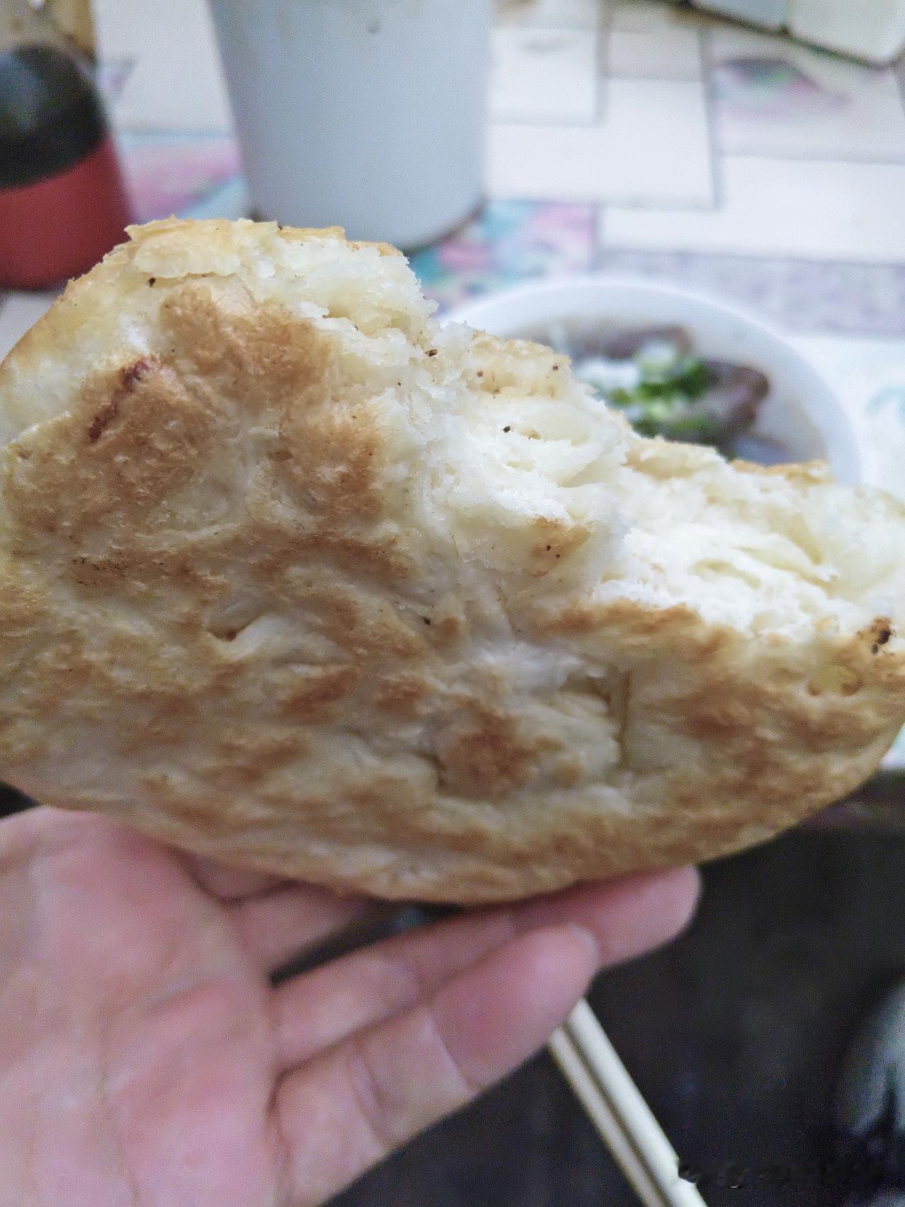 说一样十年没涨价的早点，她家的火烧算一个。来她家吃火烧，得十来年了，那时桥洞还