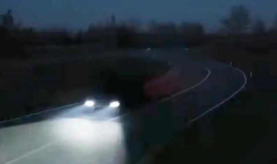 日前，法拉利首发首款纯电车型Luce视频预告，仅曝光夜间暗影轮廓，前脸灯组亮眼，