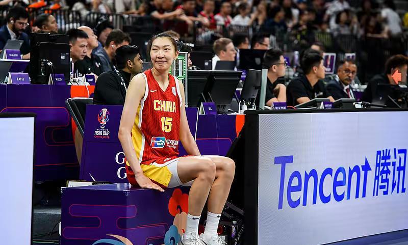 韩旭绝对对得起中国女篮！大前天晚上，女篮韩旭泪洒赛后发布会！当时记者问她一个