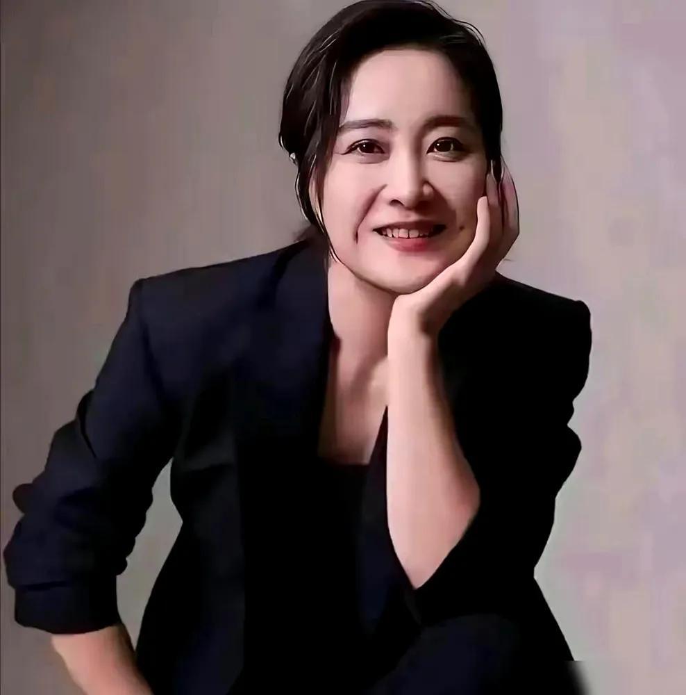 贾玲被资本耍了？54亿票房的李焕英她本人到手才5000万，连零头都不到。怎么回事