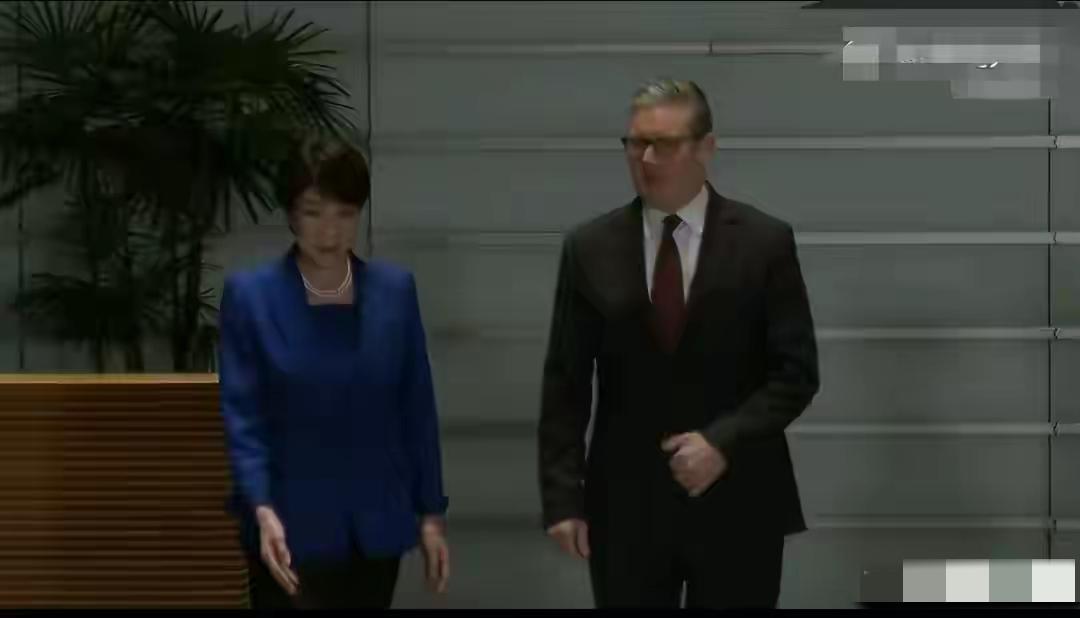 斯塔默被批评“厚此薄彼”！英国首相斯塔默在结束了东大的4天访问，前往小本子，不