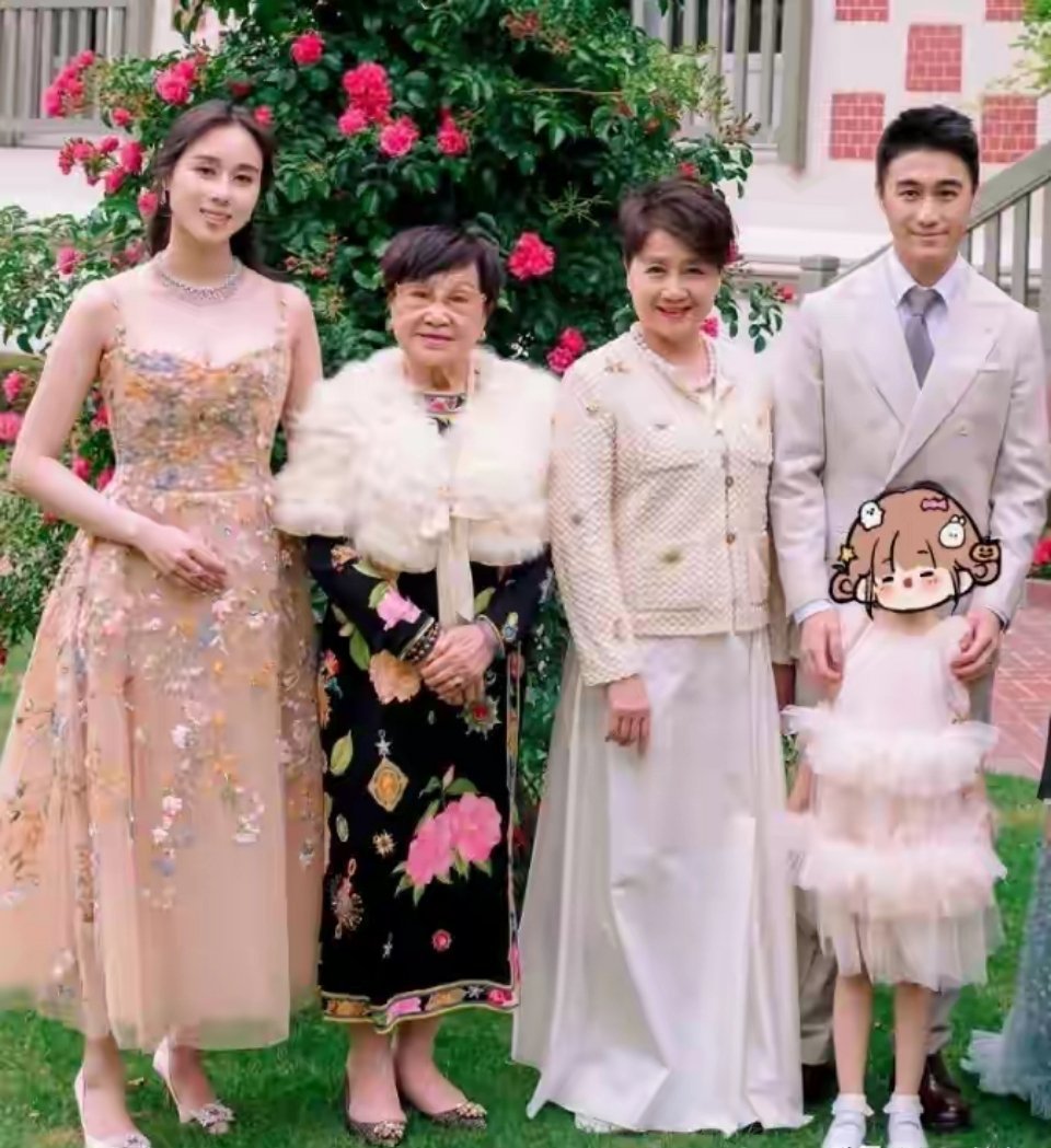 梁安琪妈妈罕现身，八十多岁依旧雍容华贵，和四太长得很像