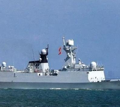 《不再口头警告！黄岩岛实弹亮剑，美舰15分钟电子压制仓皇撤离》近期，黄岩岛海域的