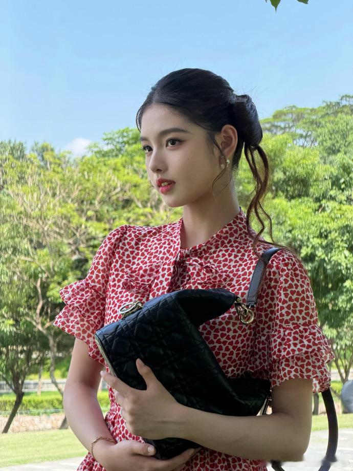 1.章子怡才不愿意与前夫有太多联系，不要抚养权就是要逼着对方拿钱出来，平时就带着