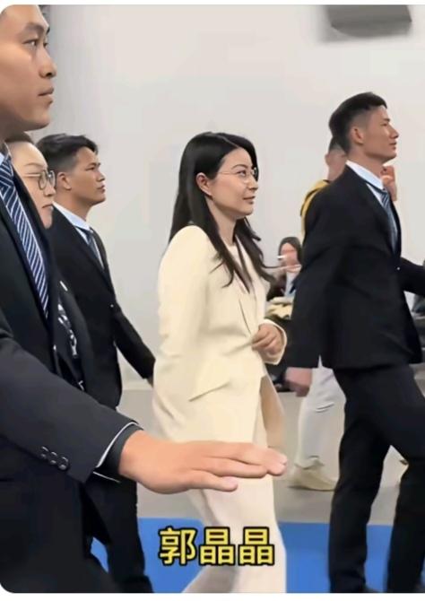 郭晶晶气场真的强大啊！现身广州车展的她英姿飒飒，走路生风！一身白色修身西服套