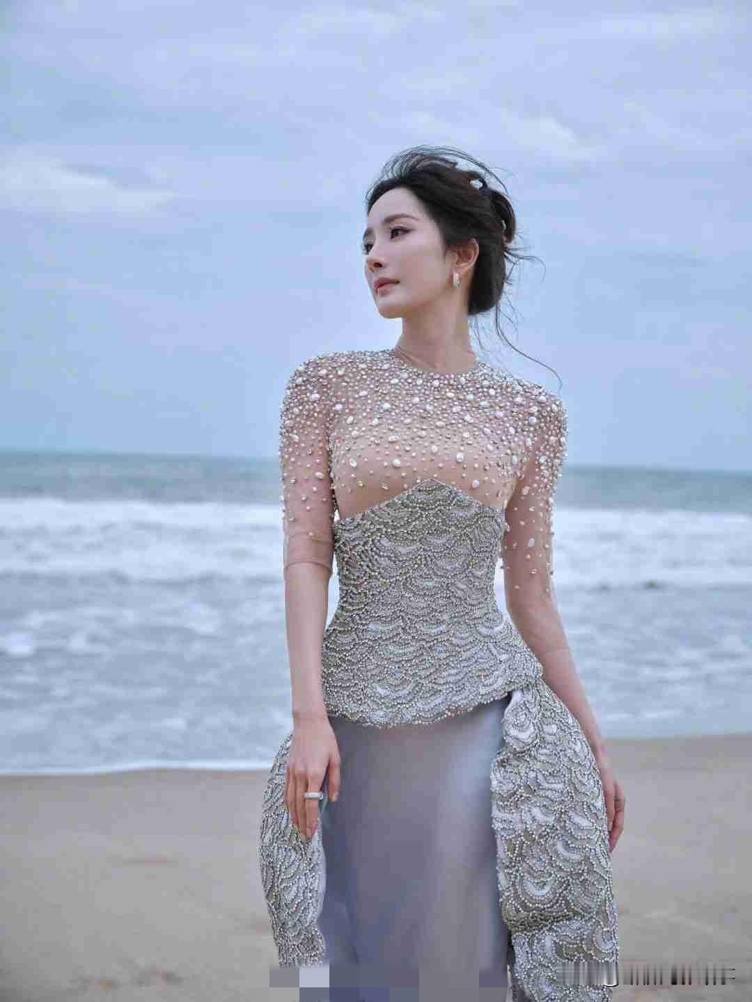 我的今日状态：😁轻松愉快我这里的天气：🌤️多云杨幂这是把“海的女儿”焊