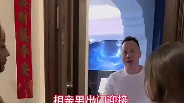 29岁女子和46岁男子相亲,没聊几句就牵上手,网友:一见钟情