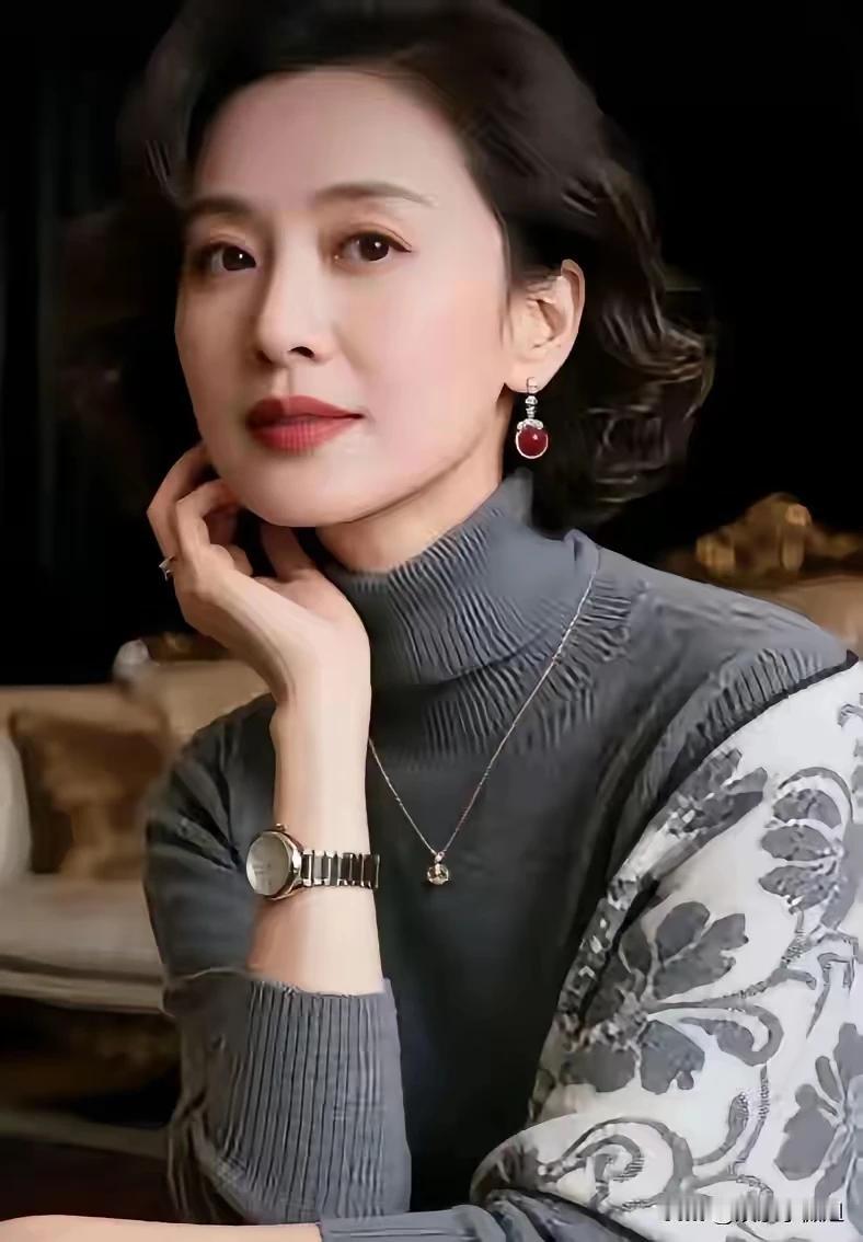 清茶一盏伴晨昏，不念繁华不念君。心若无牵也自在，独享清欢最开心。