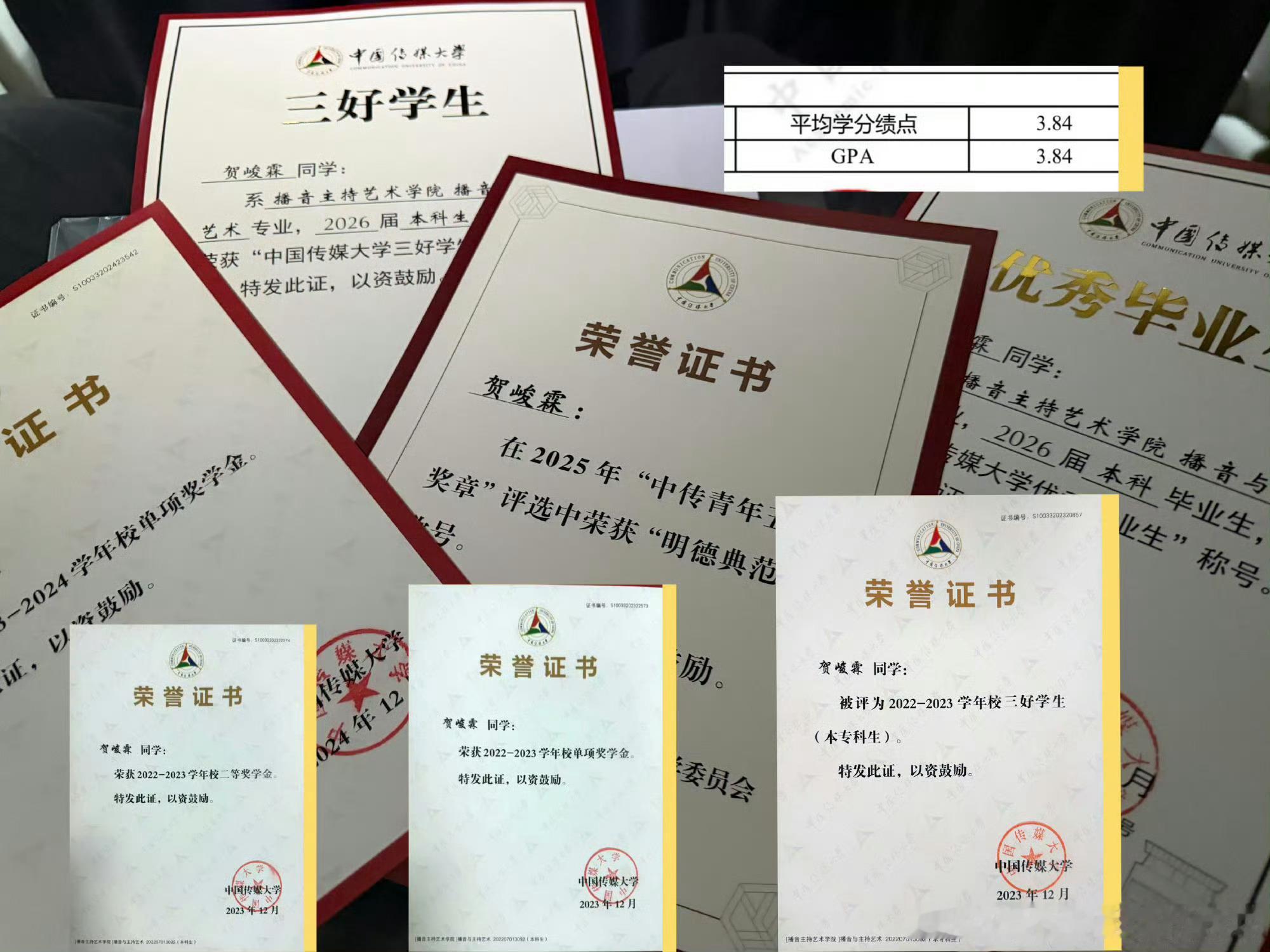 贺峻霖是时代峰峻首位研究生艺人一步一脚印走到大家面前的准研究生贺峻霖会越来越