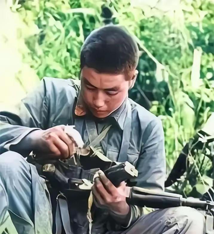 1984年老山，21岁新兵张忠顺，在战斗中，开枪击倒2名敌军。他欣喜若狂，拔腿冲